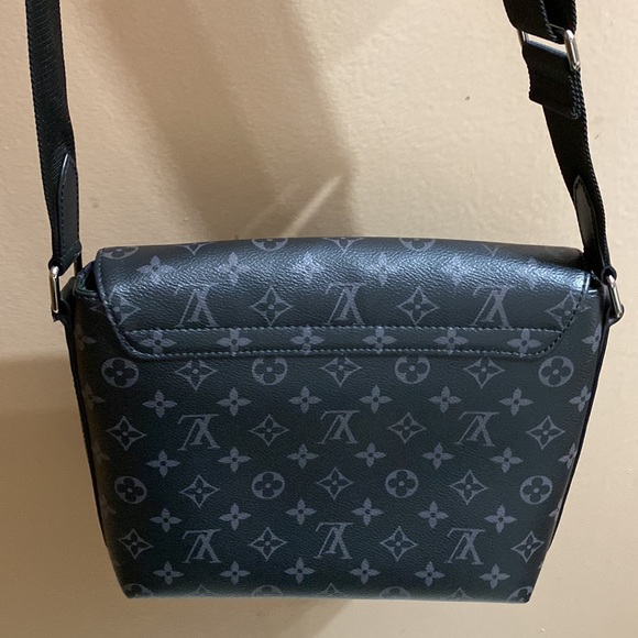 I am selling my Louis Vuitton Messenger bag. I had Bought A Smaller one. - Picture 2 of 3